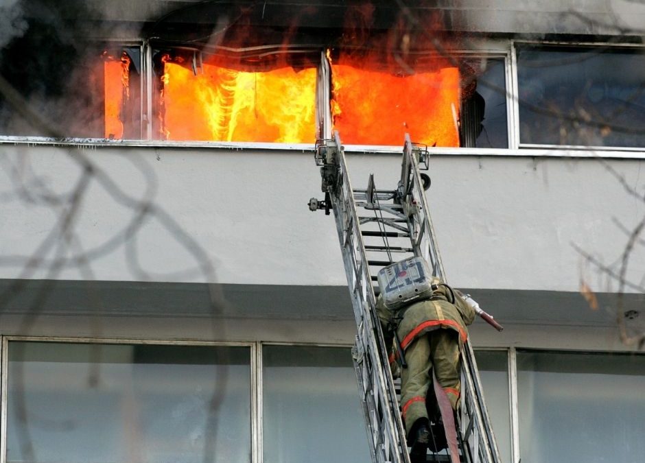 Un hombre salta desde un tercer piso escapando de un incendio en su casa en Madrid